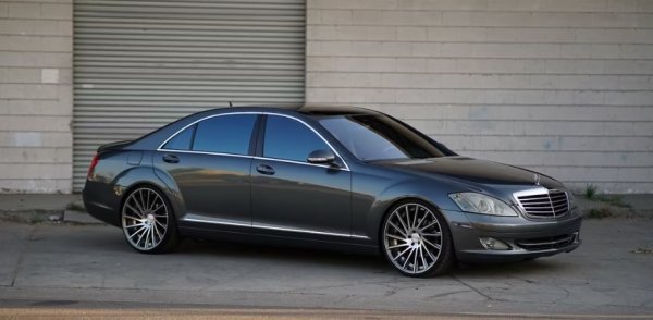 Mercedes Benz се опита да направи някои промени в своята S-Class с модела от 2007 г. на S550. Тази кола представи нов двигател и по-широк интериор с удобни седалки. Въпреки това, с множеството оплаквания на собствениците, в крайна сметка не отговаря на очакванията.

Основният проблем беше трансмисията. Имаше няколко докладвани случая, при които автомобилът отказва да ускори или изобщо да се движи. Появиха се съобщения за блокиране на предавка. Този проблем продължава дори след ремонти и замени, което означава, че все още може да ви изненада неприятно.

Има няколко оплаквания от електричество и окачване, записани от NHTSA. Справянето с тази кола означава потенциално да се примирите с трудно за управление или нестабилно превозно средство. С тези тревожни опасности за безопасността, не е изненада, че 2007 е класирана като най-лошата моделна година на S550 от Car Complaints.